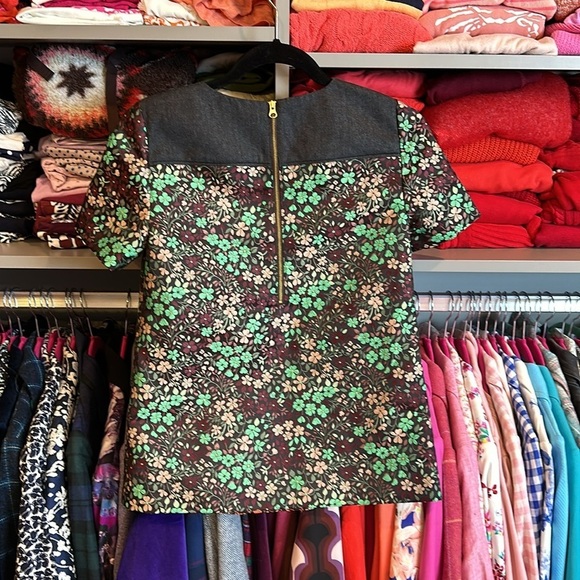 J Crew green and pink flowered jacquard blouse with zip back size 00 - Picture 3 of 3